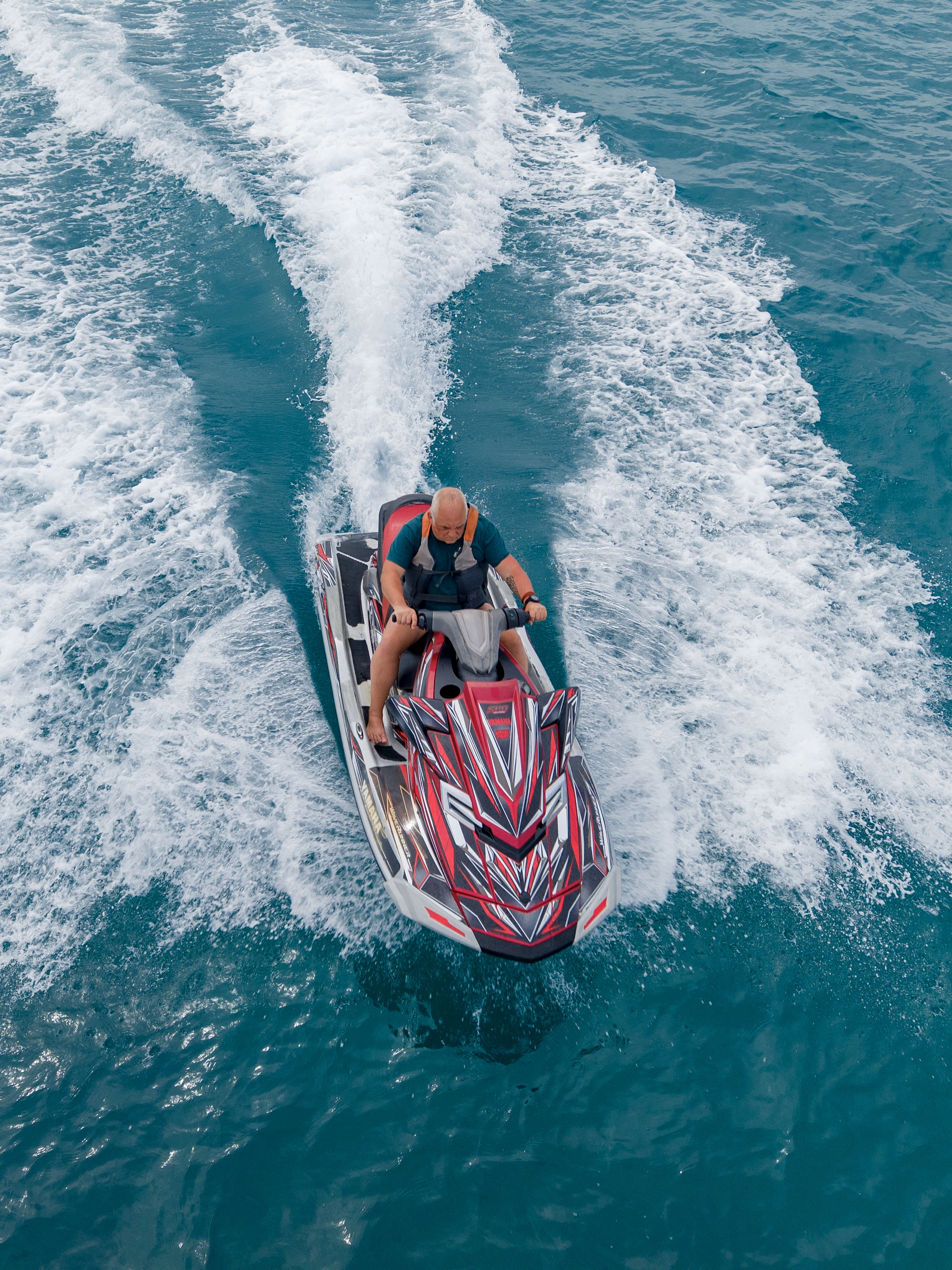 Jetski ikienea kwenye bahari ya Kendwa