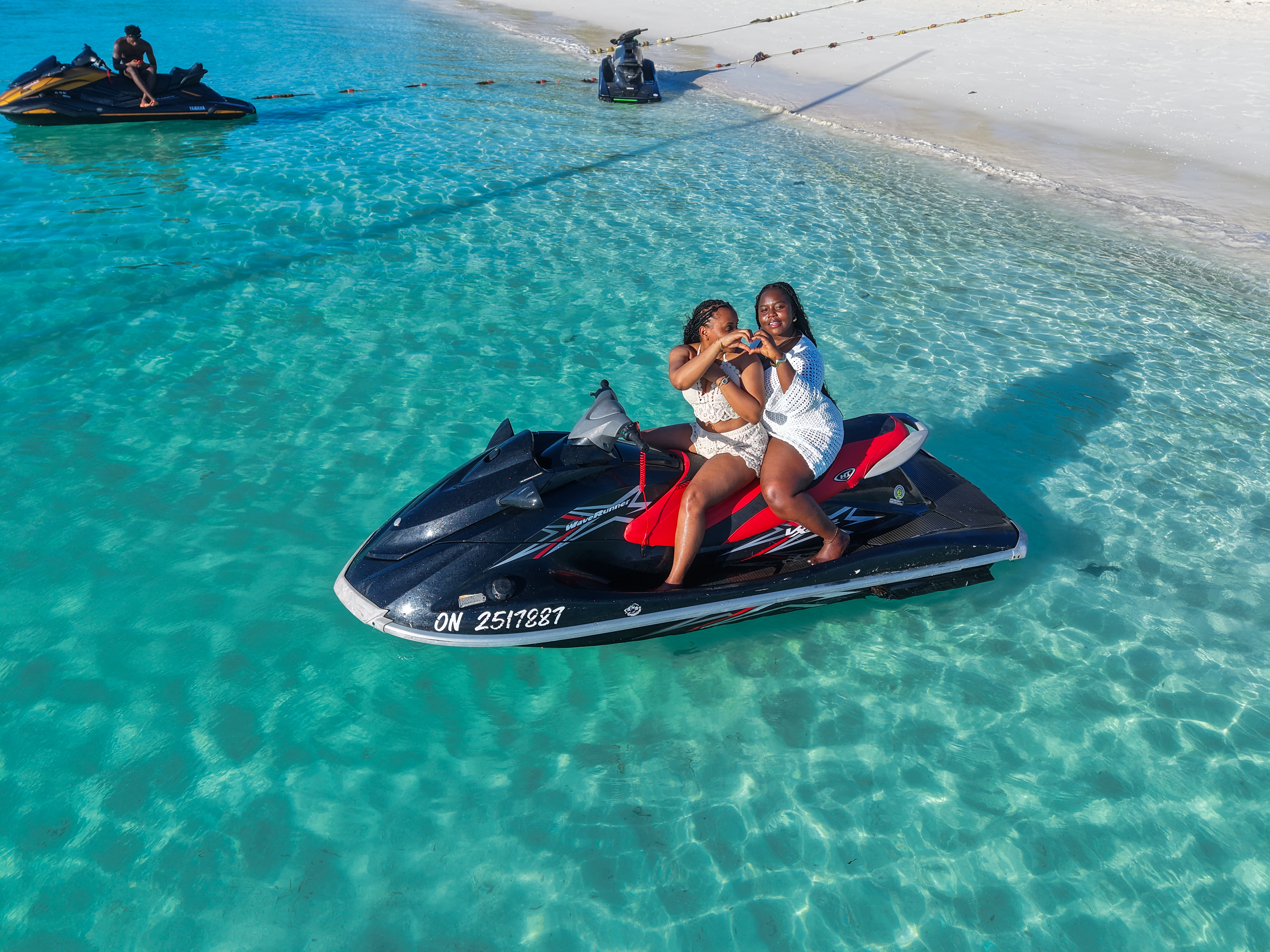 Jetski ikicheza mawimbi ya bahari